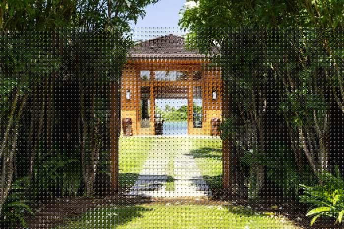 Private cul-de-sac entrance to Hawaiian estate
